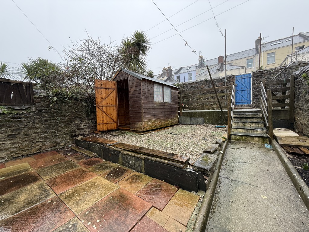 Lot: 79 - SUBSTANTIAL VICTORIAN HOME REQUIRING REFURBISHMENT - Part of the rear garden